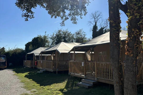 Villatent safaritenten in het zonlicht op Vigna sul Mar