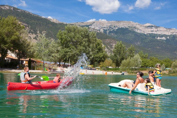 le-lac-bleu-kano-waterfiets-sfeer