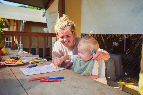 Vacanze rilassanti in glamping con un bambino