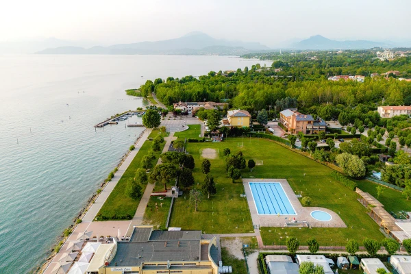 del-garda-drone-zwembad