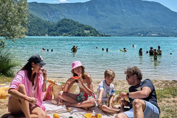 Campeggio in riva al lago: svegliarsi con una vista sull'acqua