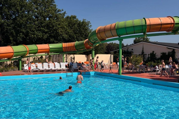 Buitenzwembad met glijbaan op De Schatberg