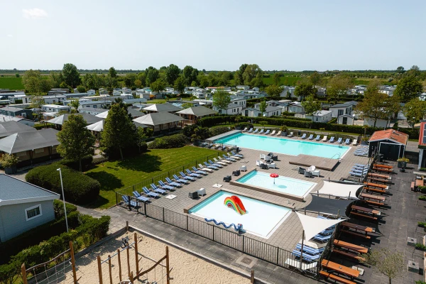 camping-de-molenhoek-drone-beeld-zwembad-zijaanzicht