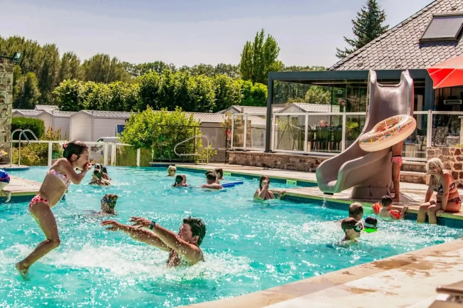 Camping Les Genêts Zwembad Sfeer
