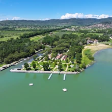 Luchtfoto Van Punta Navaccia Aan Het Trasimenomeer In Italië